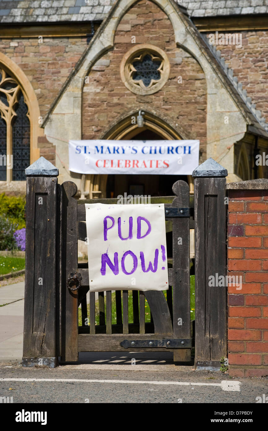 Pudding fest an Str. Marys Kirche während Tenbury Food Fayre Tenbury Wells Worcestershire England UK Stockfoto