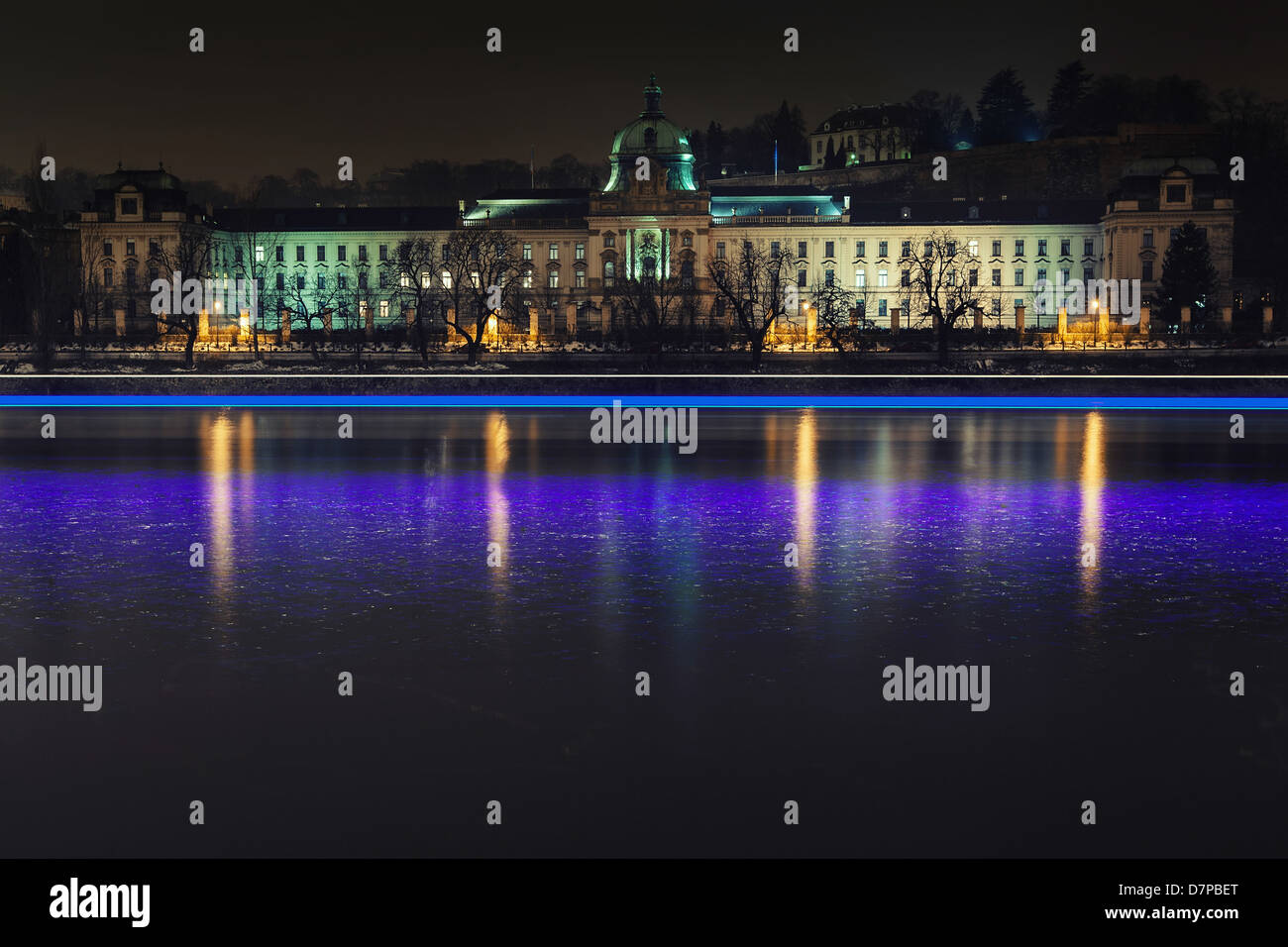 Blick auf Strakas Akademie bei Nacht - Heimat der Regierung der Tschechischen Republik, Prag, Tschechische Republik Stockfoto
