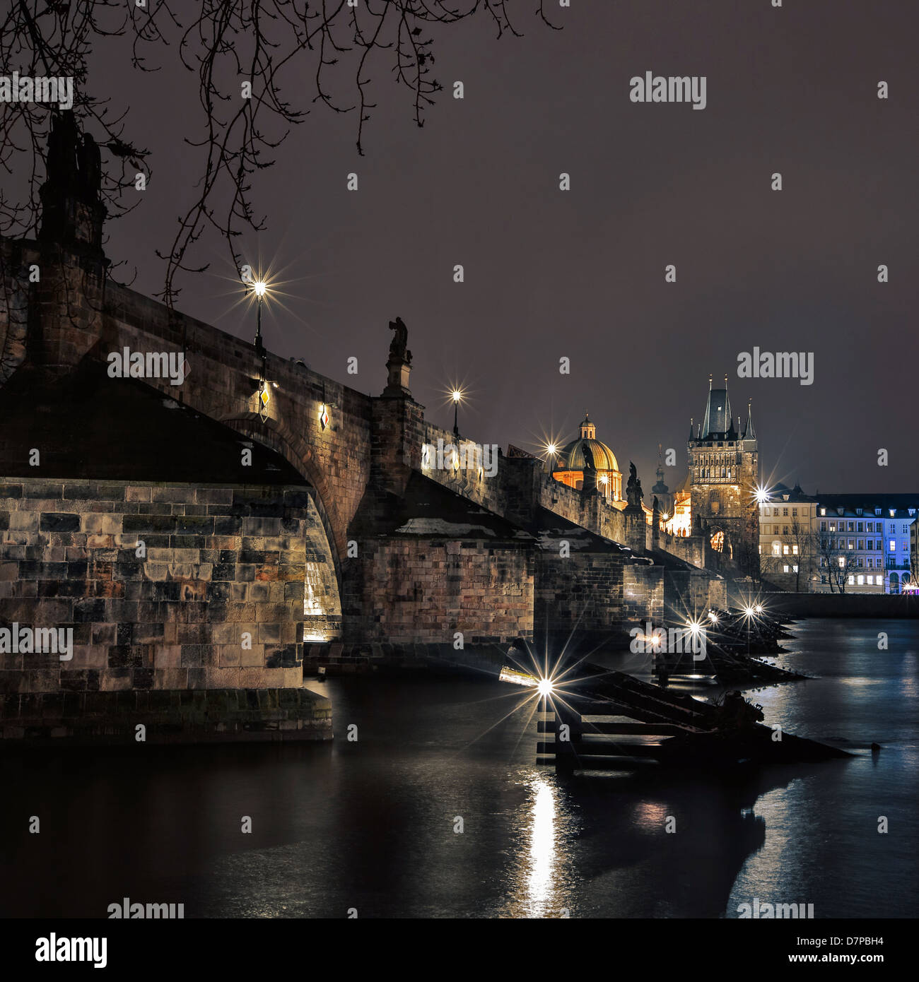 Karlsbrücke in Prag mit Laternen in der Nacht Stockfoto