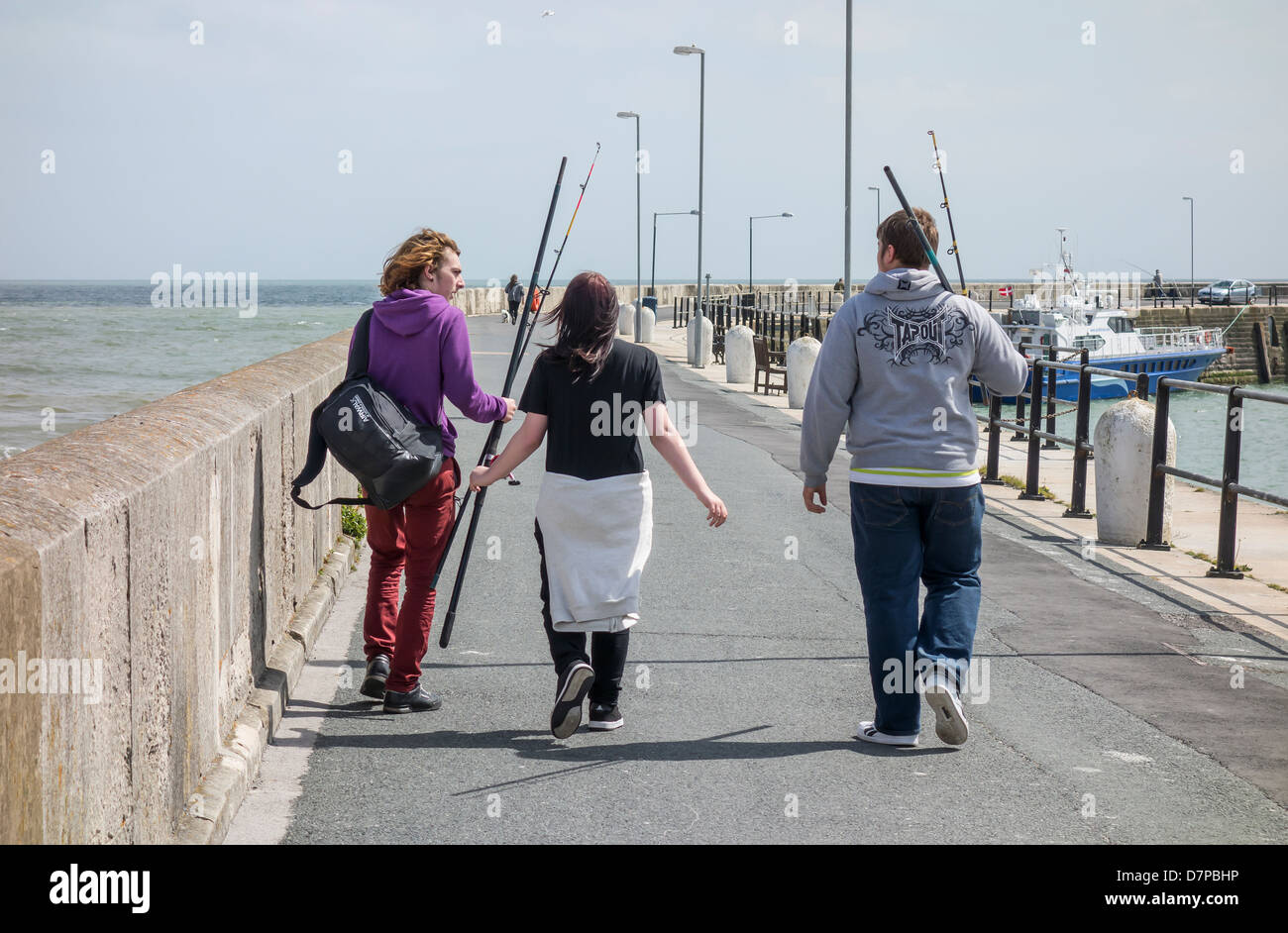 Drei Jugendliche Meer Angeln Ramsgate Hafen Kent UK Stockfoto