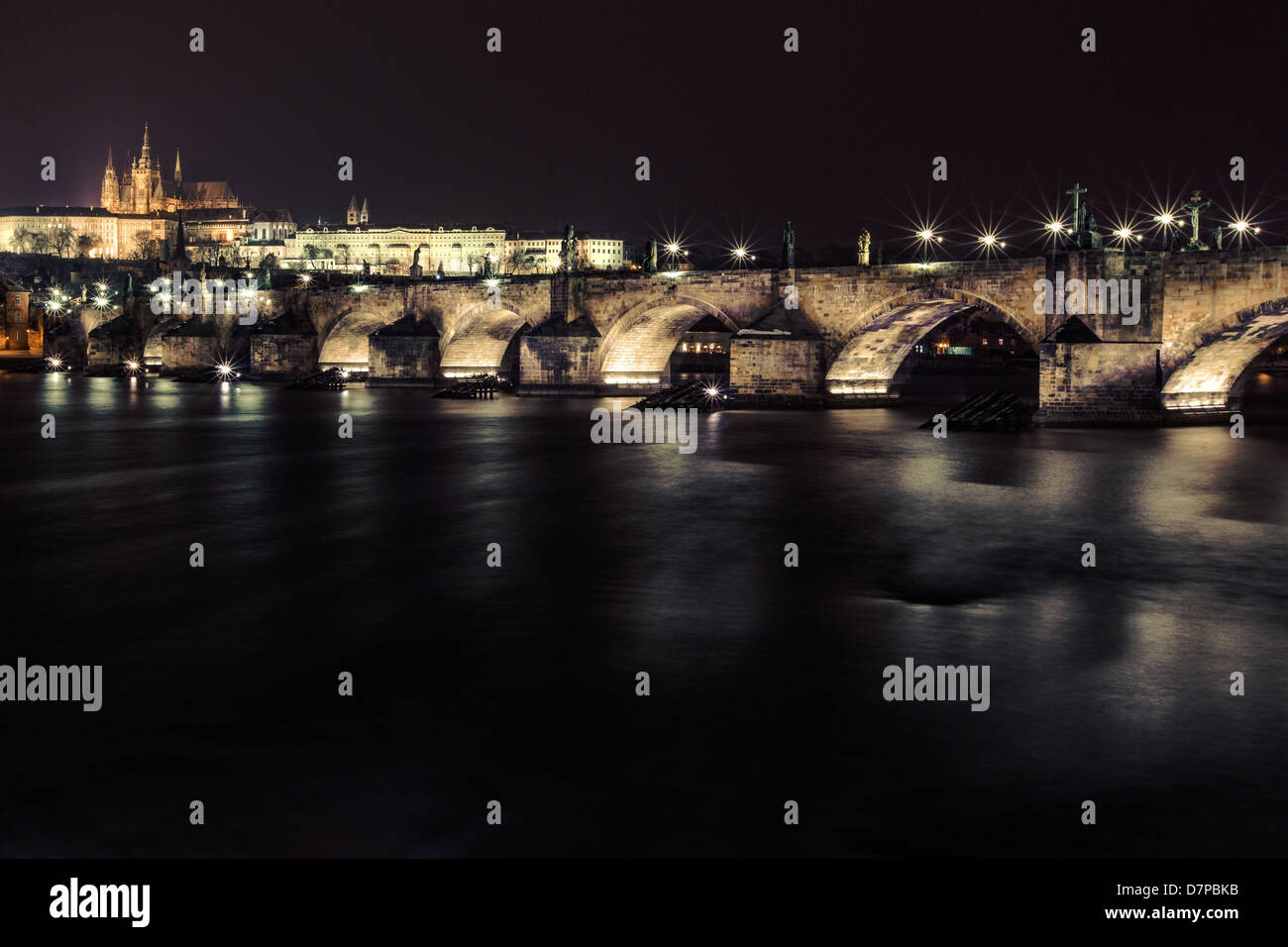 Karlsbrücke und Pragerburg bei Nacht Stockfoto