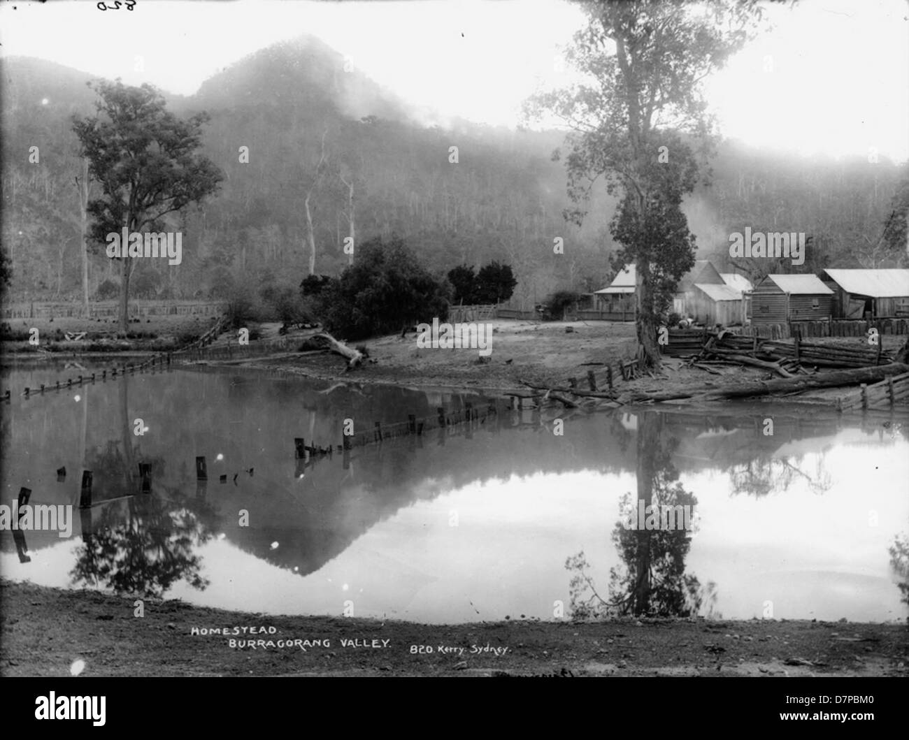Dieses Schwarzweiß-Bild zeigt das Burragorang Valley in Australien und hebt die Sammlung des Powerhouse Museums und die historische Bedeutung des Damms und des Schornsteins des Tals hervor. Stockfoto