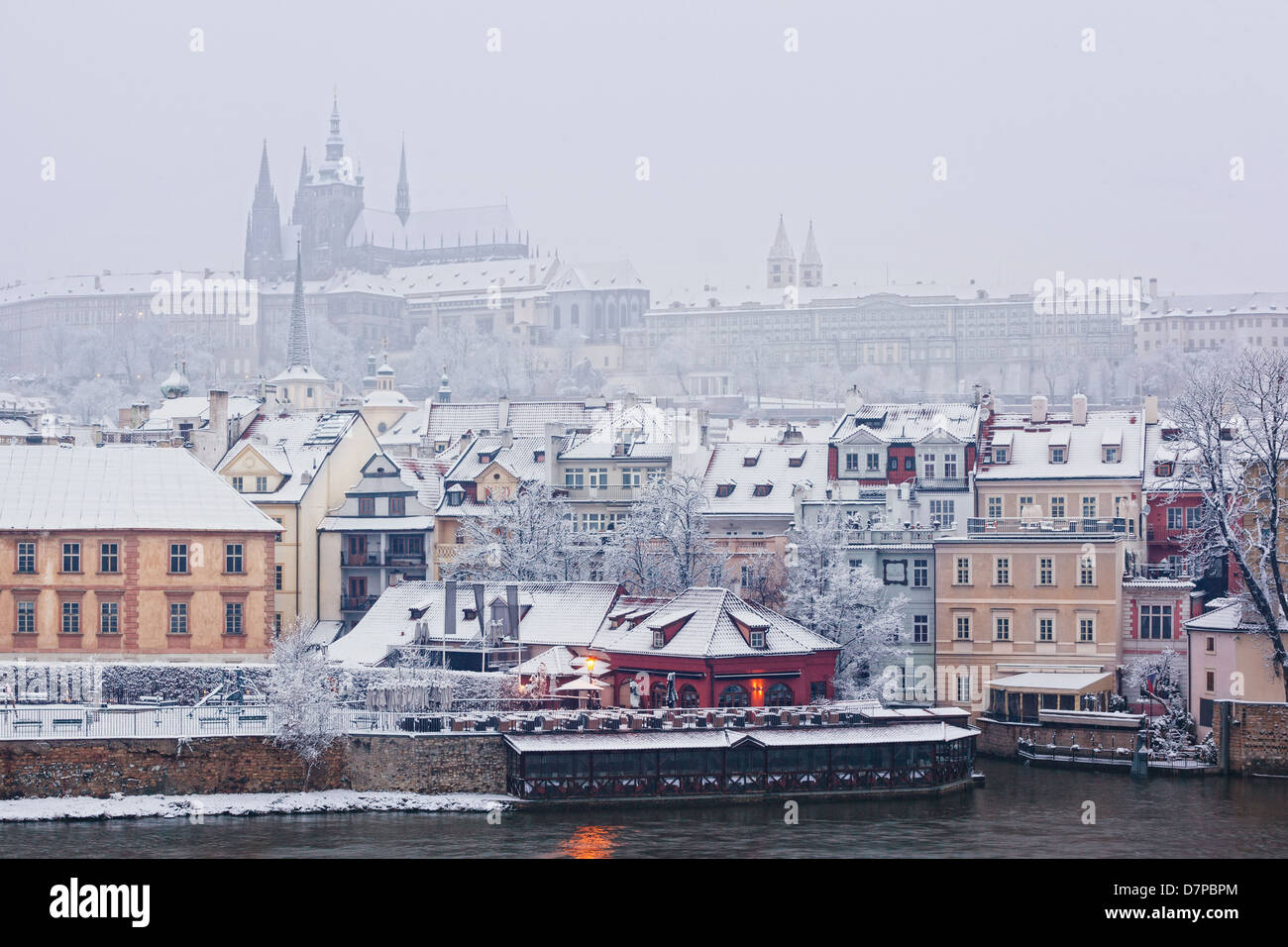 Morgen-Blick von der Karlsbrücke auf Schnee Pragerburg Stockfoto