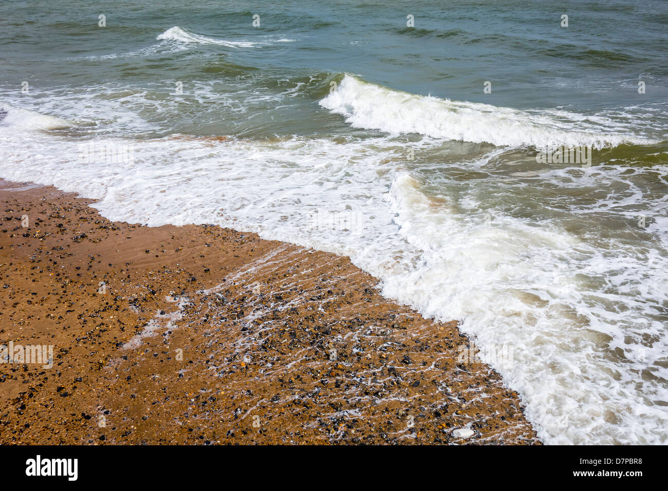 Brechenden Wellen auf Ramsgate Beach direkt am Meer Stockfoto