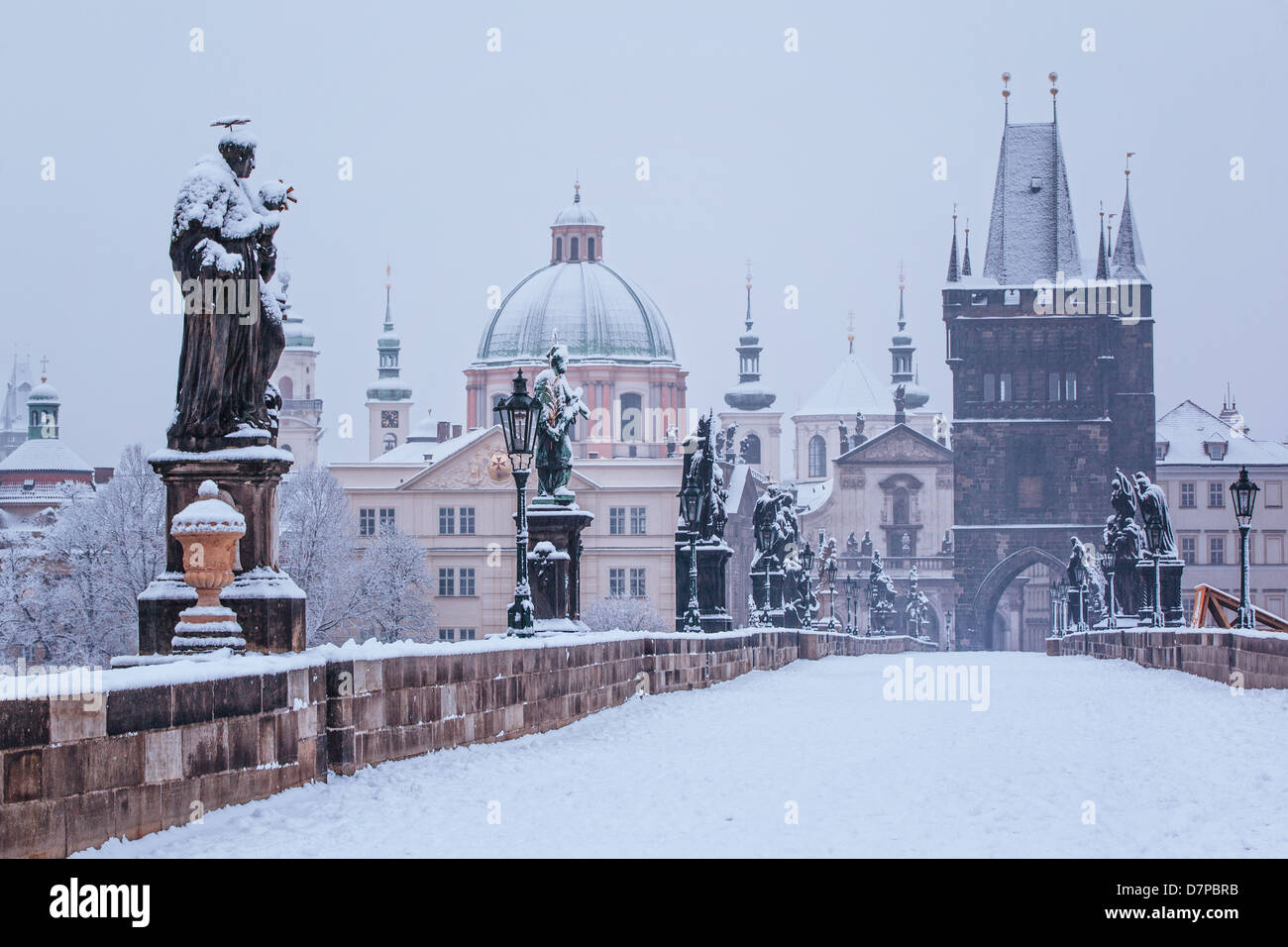 Schnee am Morgen an der Charles Brücke im Winter, Prag, Tschechische Republik Stockfoto