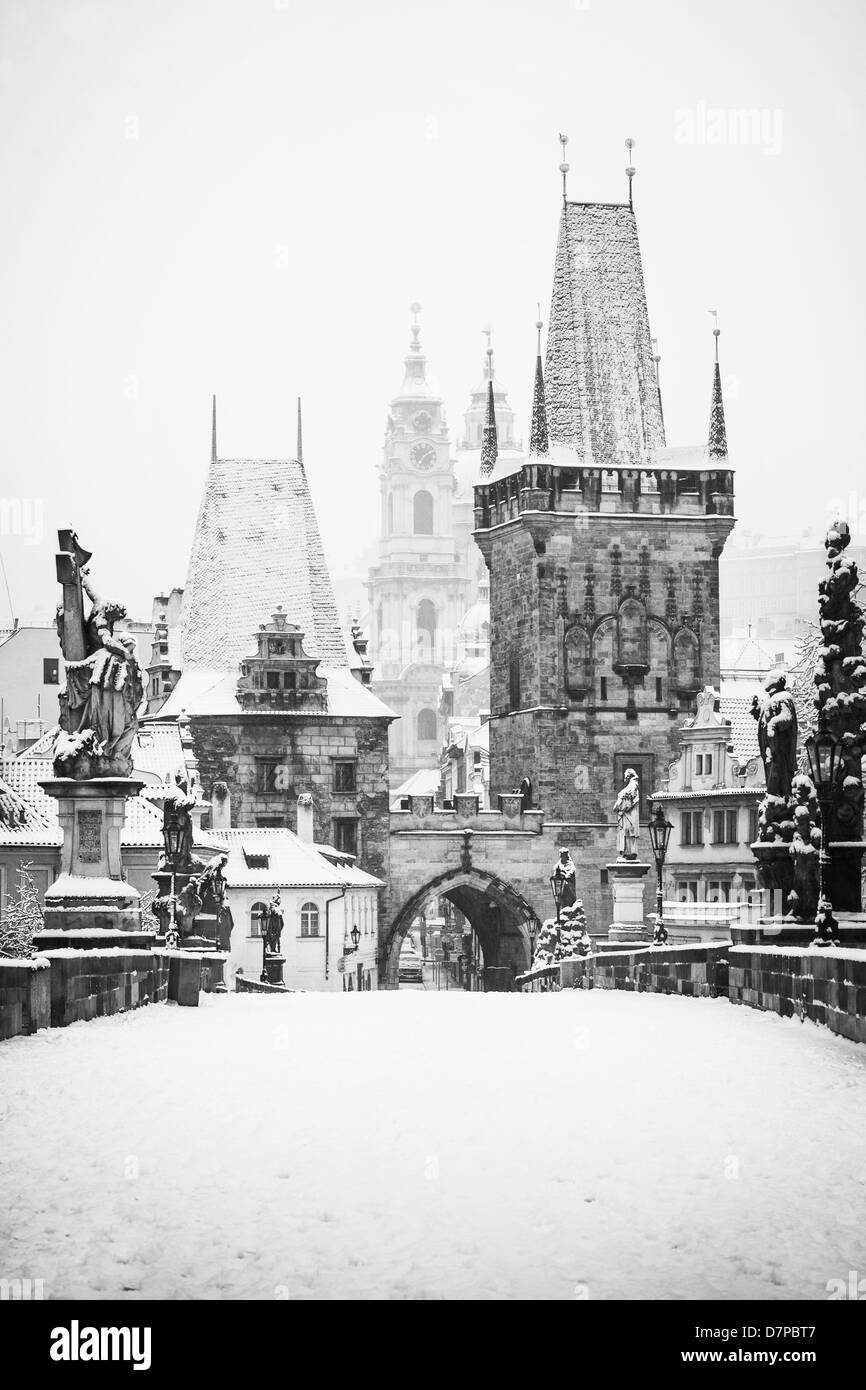 schwarz / weiß Aufnahme der Karlsbrücke im Winter, Prag, Tschechische Republik Stockfoto