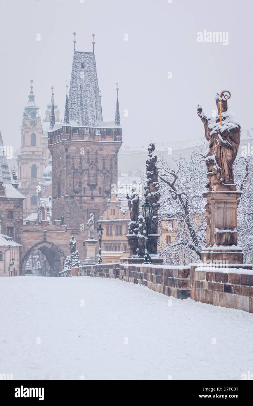 Morgen um Karlsbrücke im Winter, Prag, Tschechische Republik Stockfoto