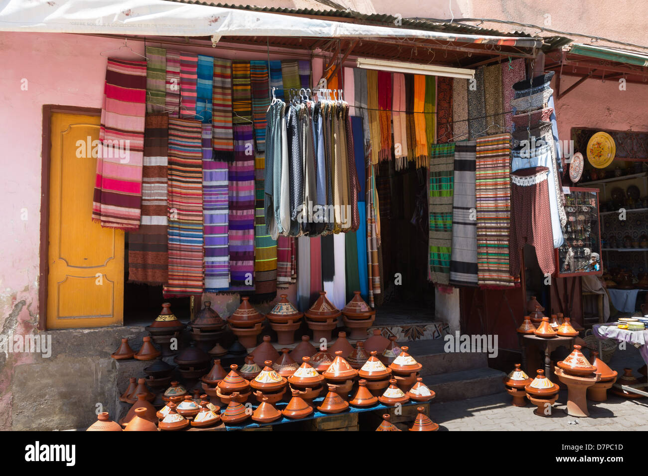 Marrakesch - Shop in den Souk bietet bunte Schals, Keramik Tajine. Stockfoto