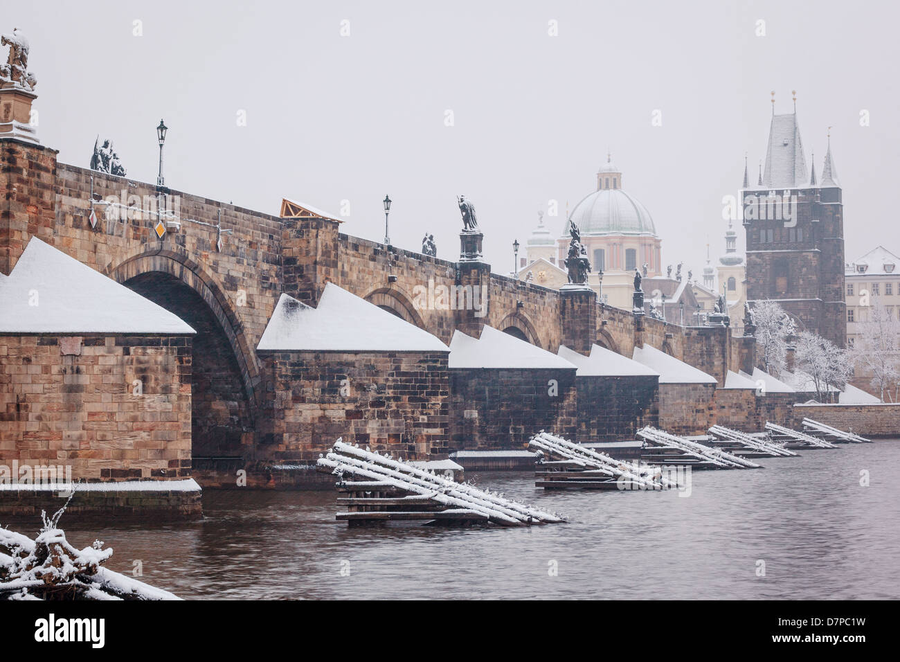 morgendliche Aussicht auf Schnee Karlsbrücke in Prag, Tschechische Republik Stockfoto