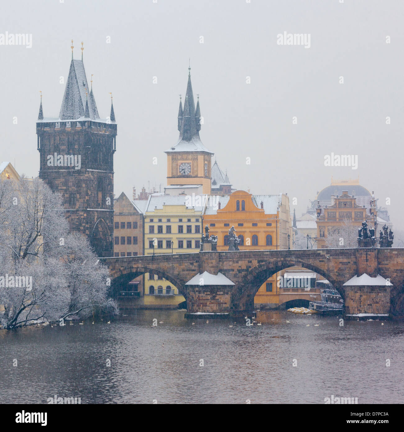 morgendliche Aussicht auf Schnee Karlsbrücke in Prag, Tschechische Republik Stockfoto