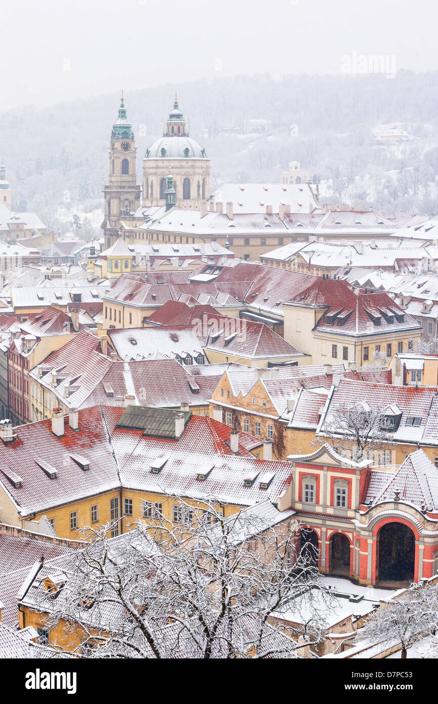 Winter-Dächern der Ledebursky-Palast und St. Nikolaus Kirche, Prag Stockfoto