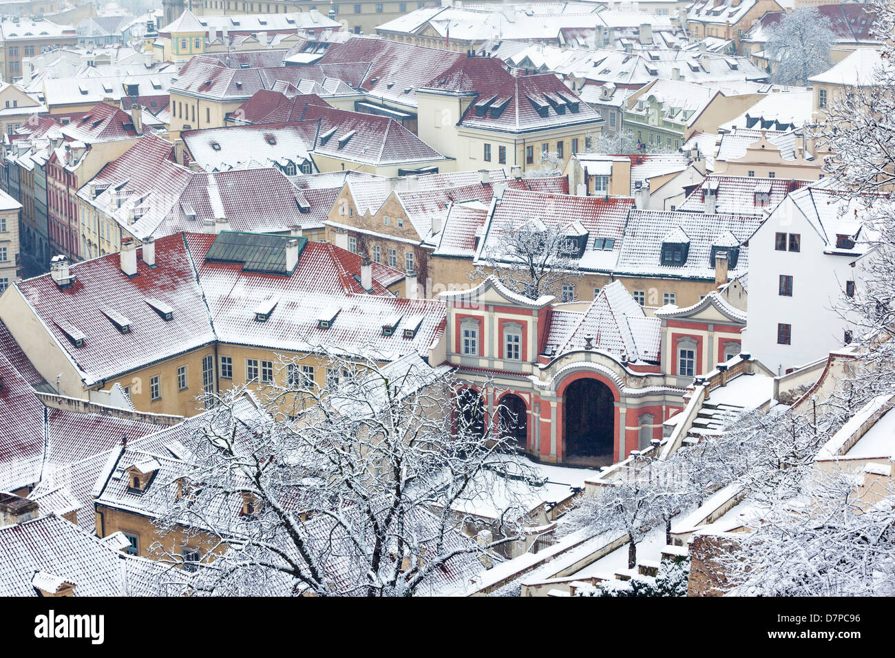 Blick auf den Wintergarten und die Dächer des Ledebursky Palastes, Prag, Tschechische Republik Stockfoto