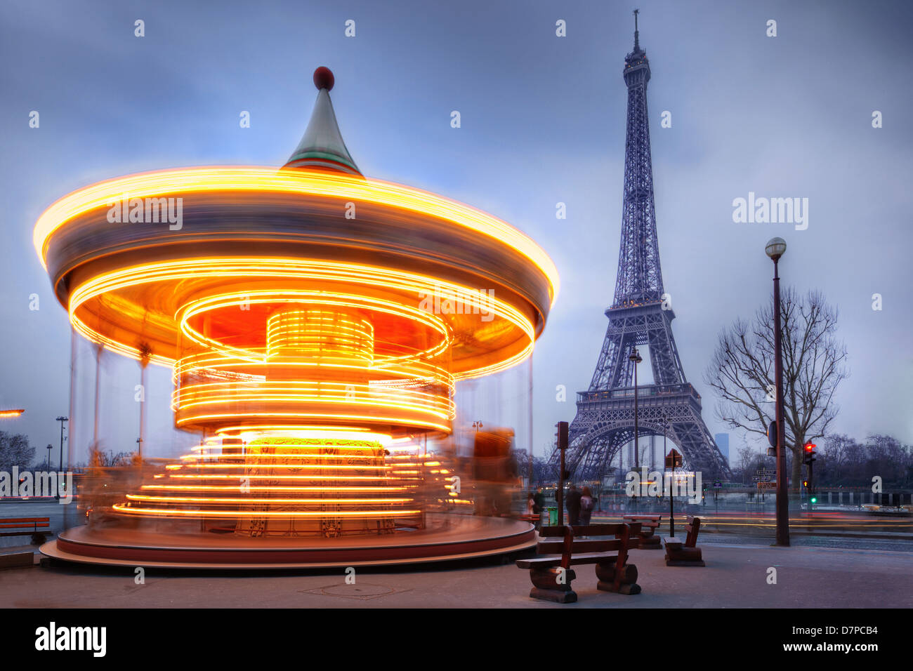 bewegenden beleuchteten Vintage Karussell in der Nähe von Eiffelturm, Paris Stockfoto