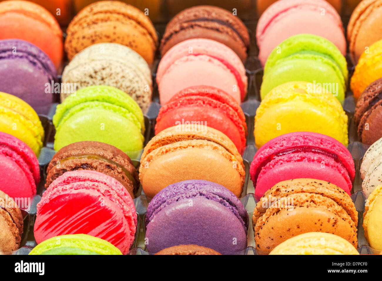 traditionelle französische bunten Macarons in Zeilen in einer box Stockfoto