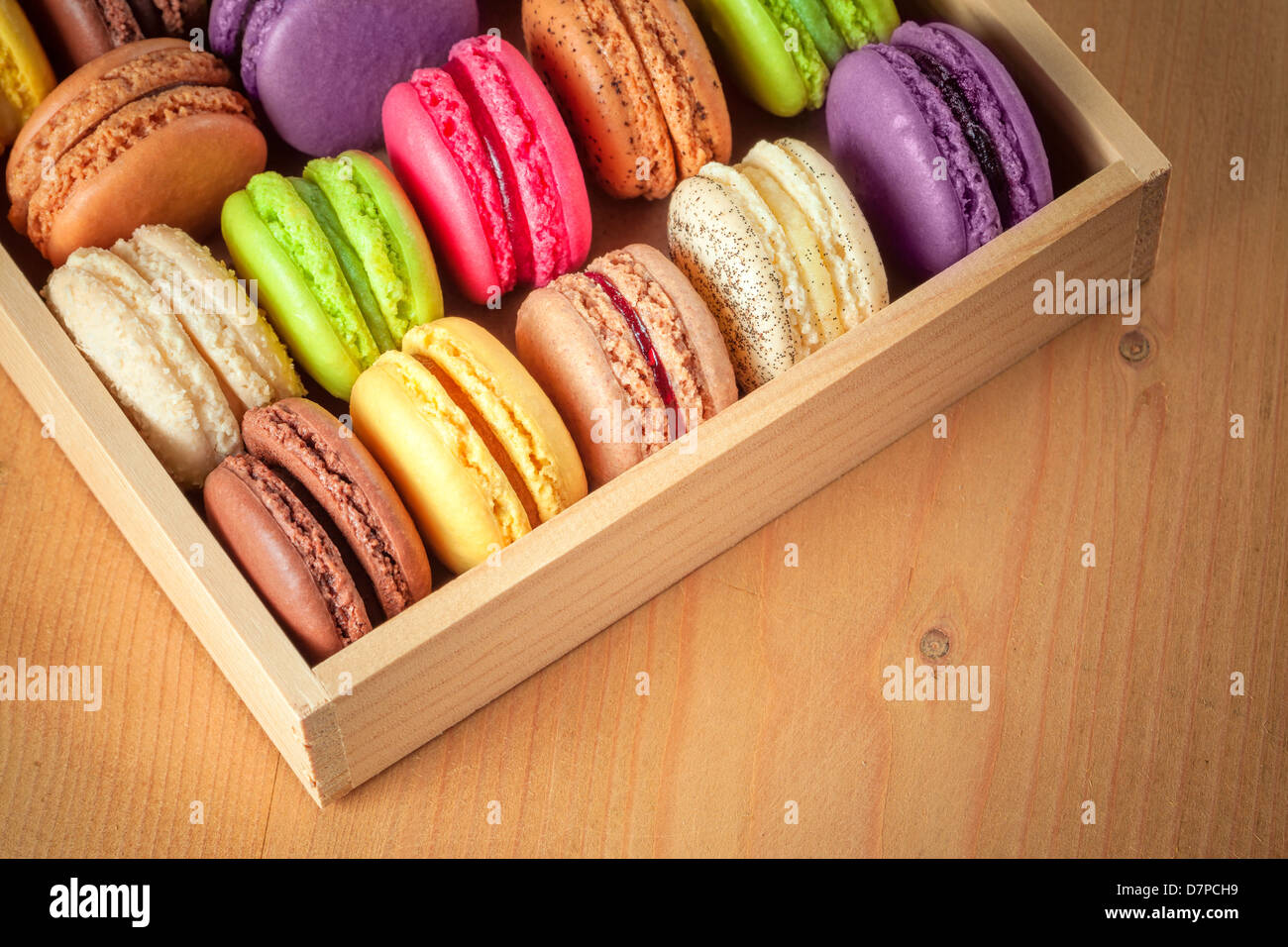 traditionelle französische bunten Macarons in einer Holzkiste Stockfoto