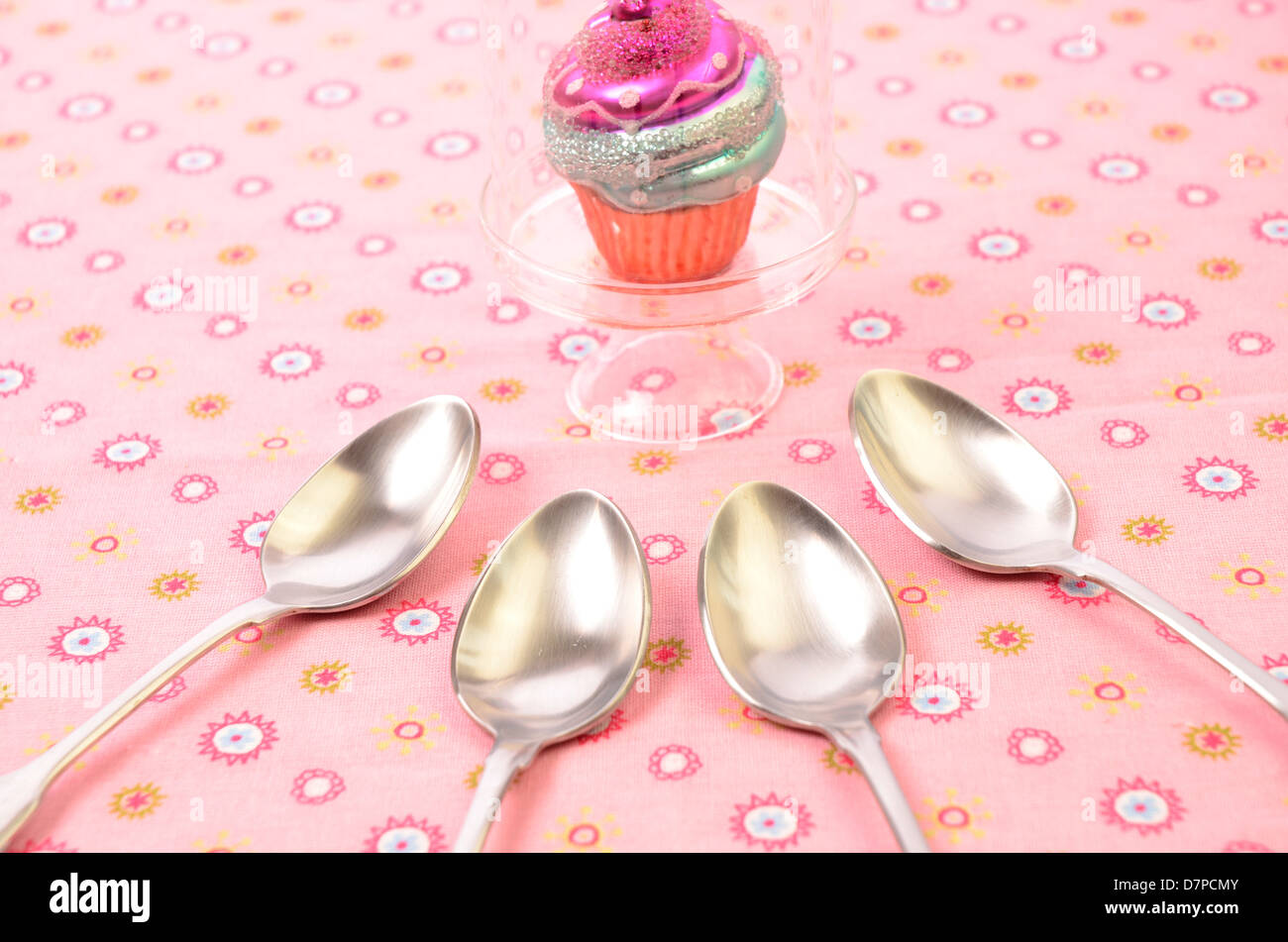 Fehlerhaft-Konzept mit einem bunten Cupcake und vier Löffel essen Stockfoto