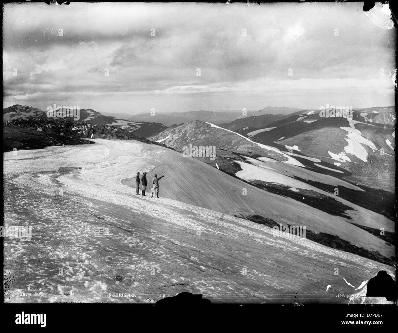 Auf diesem Foto von Charles H. Kerry werden Schneewehungen auf der Hauptscheide nahe dem Mount Kosciuszko festgehalten und die raue und unberührte Schönheit der alpinen Landschaft Australiens demonstriert. Er hebt die Herausforderungen hervor, die die natürlichen Elemente in dieser abgelegenen Region mit sich bringen. Stockfoto