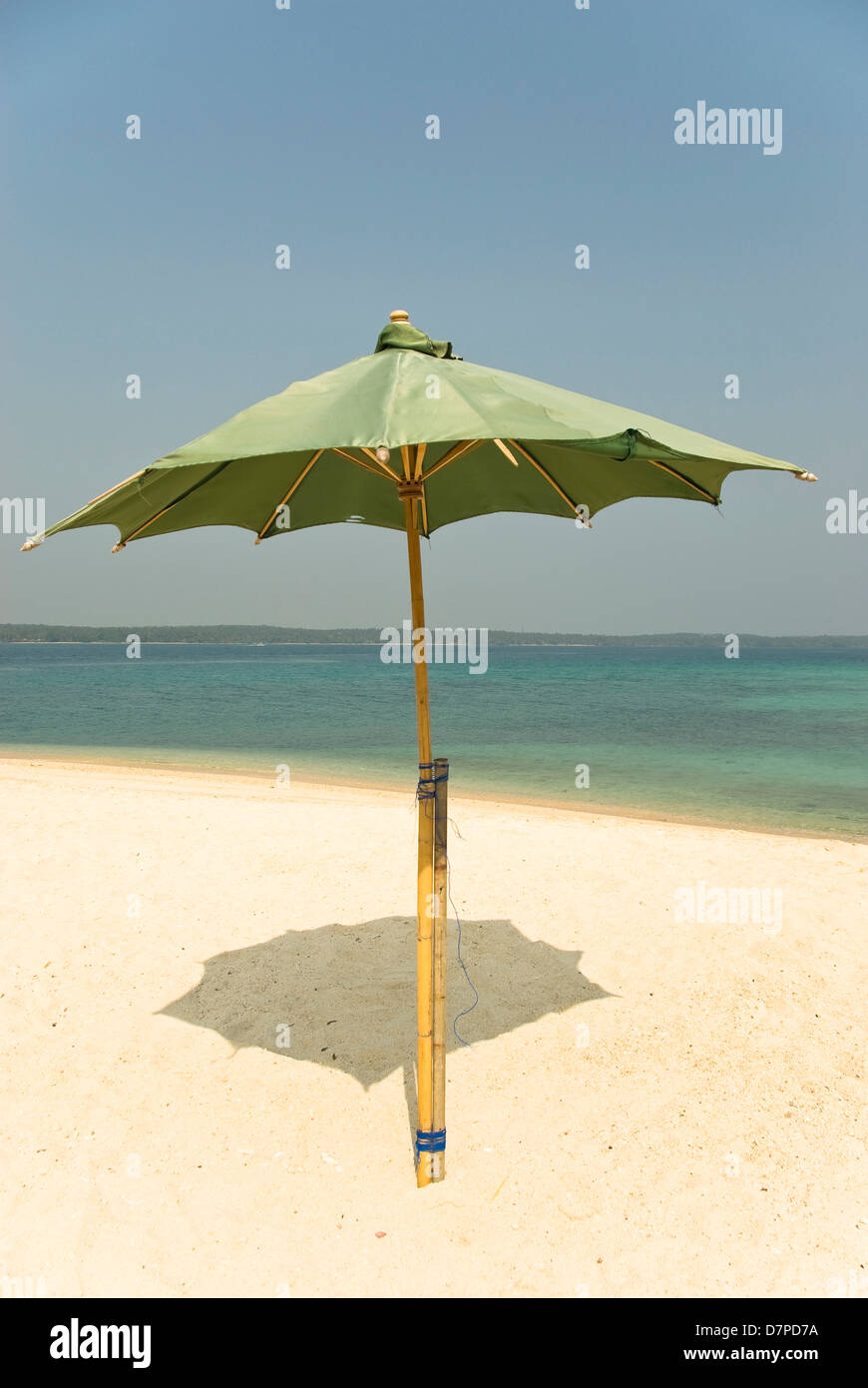 Sonnenschirm am Strand, Sonnenschirm bin Strang Stockfoto