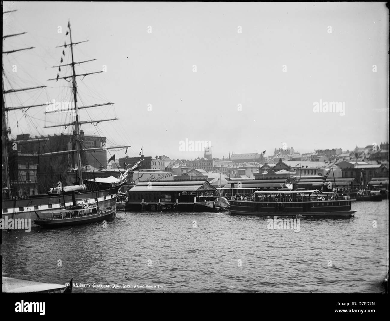 Dieses Bild von 1888 der North Shore Jetty am Circular Quay, Sydney, zeigt das Great Victoria Schiff, das am Kai angedockt ist, neben kleineren Booten und einer geschäftigen Hafenszene, was die maritime Aktivität der damaligen Zeit hervorhebt. Stockfoto
