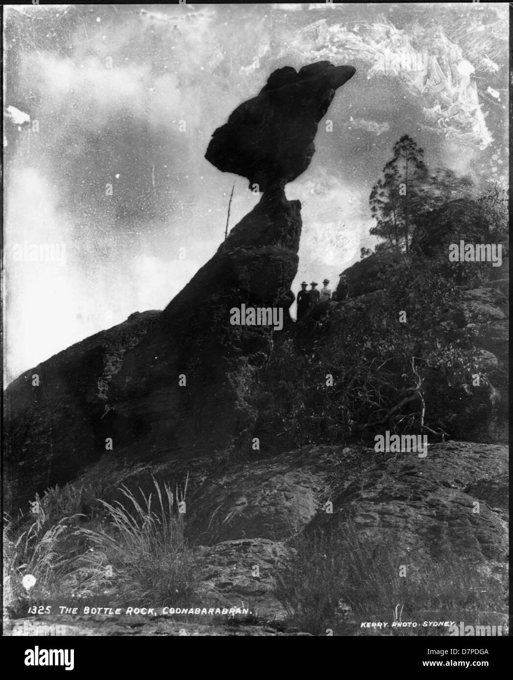 Der Bottle Rock in Coonabarabran, Australien, ist ein geologisches Merkmal, das für seine prekäre Balance an einem steilen Hang bekannt ist. Die Felsformation wurde durch Erosion geformt und ist ein Wahrzeichen der Region. Stockfoto
