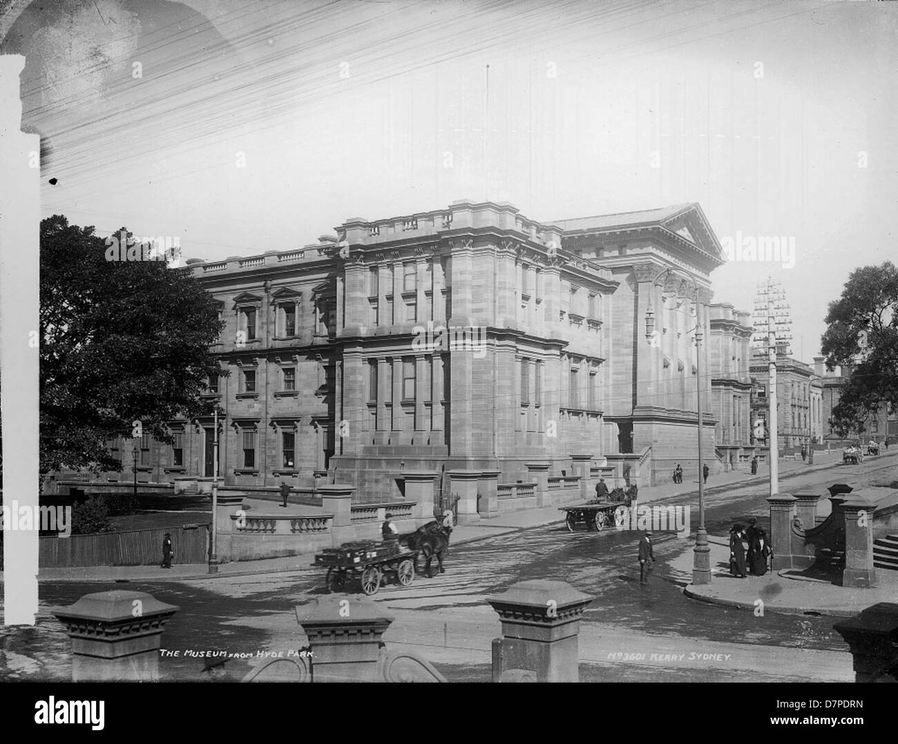 Dieses Schwarzweiß-Foto des Australian Museum aus Hyde Park zeigt sein unverwechselbares architektonisches Design, das in einem zeitlosen, historischen Stil aufgenommen wurde. Stockfoto