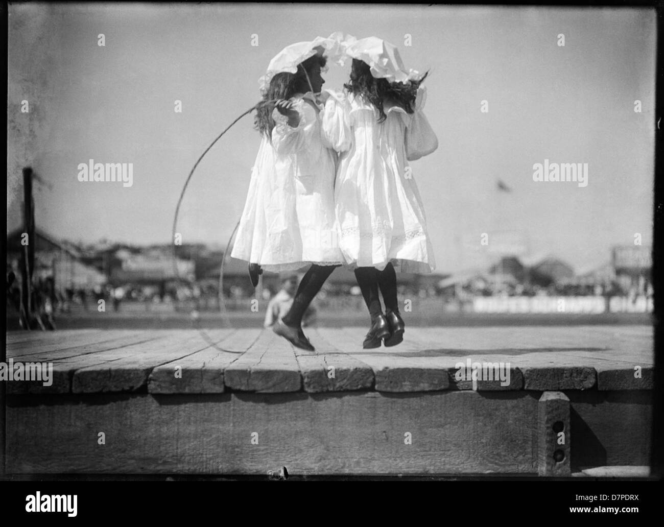 Mädchen bei einem Leichtathletik-Karneval überspringen Stockfoto
