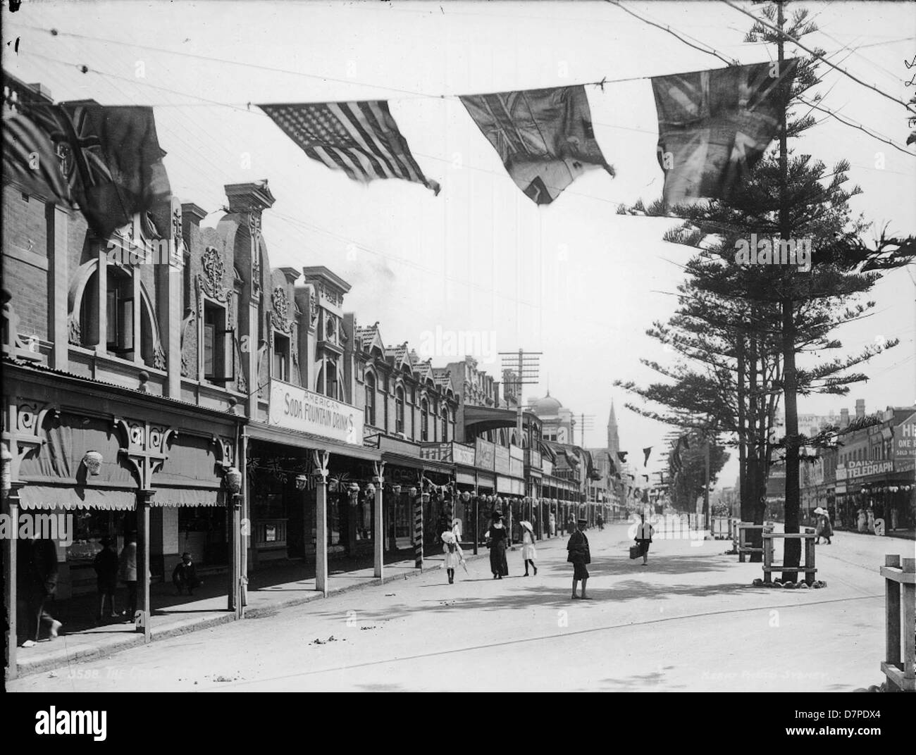 Eine Sammlung historischer Bilder und Artefakte aus dem Powerhouse Museum mit Schwerpunkt auf dem berühmten Corso of Manly. Die Gegenstände spiegeln die kulturelle und historische Bedeutung dieses Wahrzeichens in der australischen Geschichte wider. Stockfoto