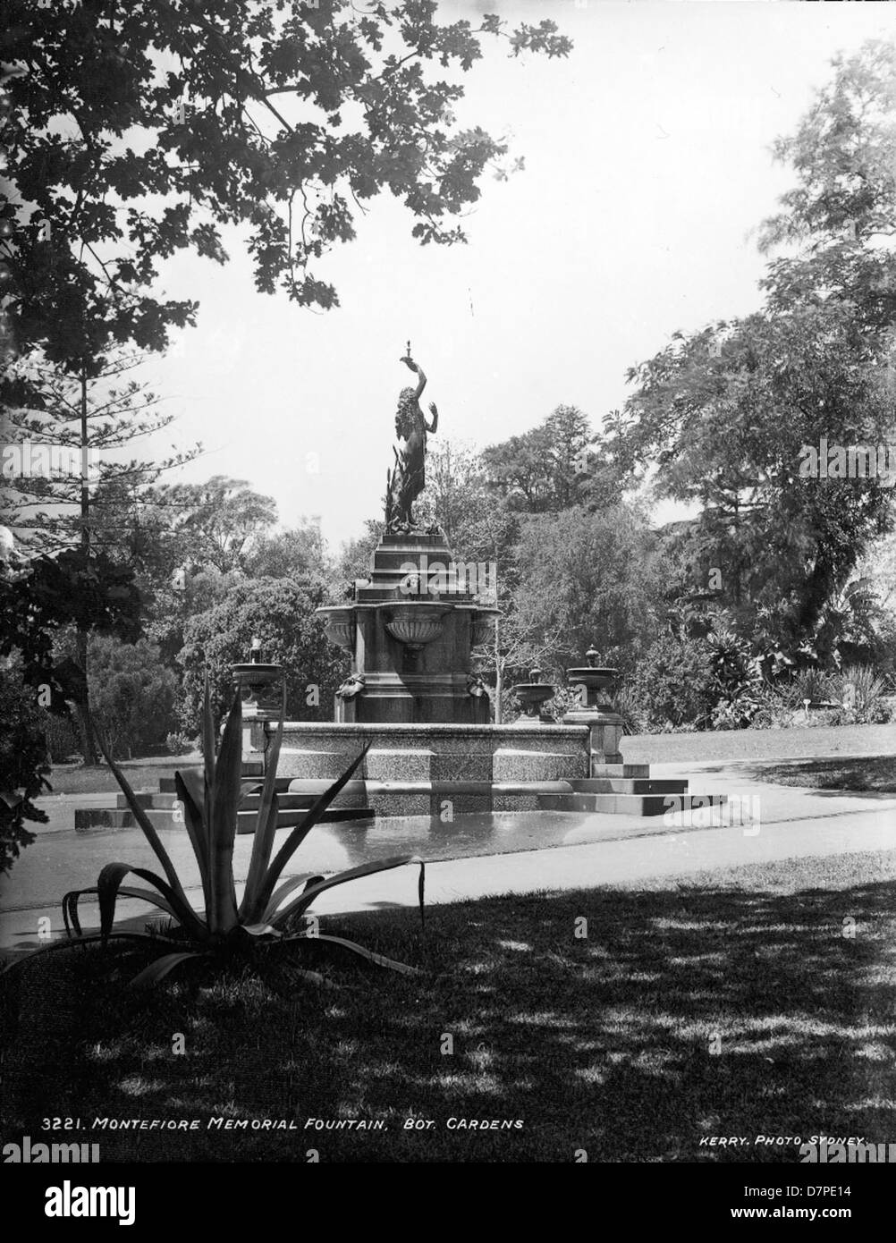 Der Montefiore Memorial Fountain befindet sich in den Royal Botanical Gardens in Sydney. Es ist eine Hommage an das philanthropische Erbe von Sir Moses Montefiore. Der Brunnen trägt zur ruhigen Umgebung des botanischen Gartens bei. Stockfoto