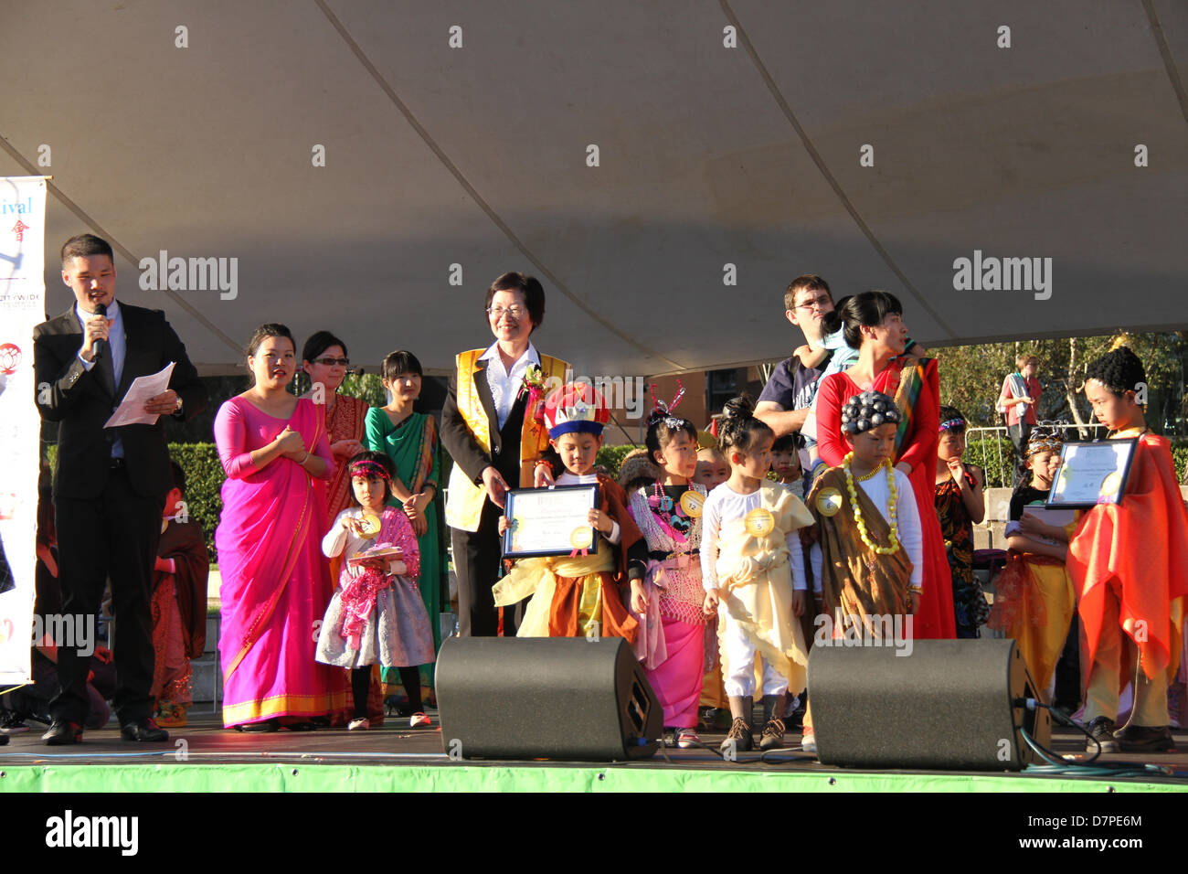 Tumbalong Park, Darling Harbour, Sydney, New South Wales, Australien. 12. Mai 2013. Buddhas Geburtstag-Festival fand am Wochenende vom 11 & 12 Mai. Es gab eine Nahrungsmittelmesse, Löwentanz, Performances, Kostümwettbewerb und andere Veranstaltungen, Leute zu unterhalten. Zertifikate werden an die Gewinner in der Prinz Siddhartha Kostümwettbewerb (im Bild) auf die Buddhas Geburtstag Festival vergeben. Kredit: Kredit: Richard Milnes / Alamy Live News. Stockfoto