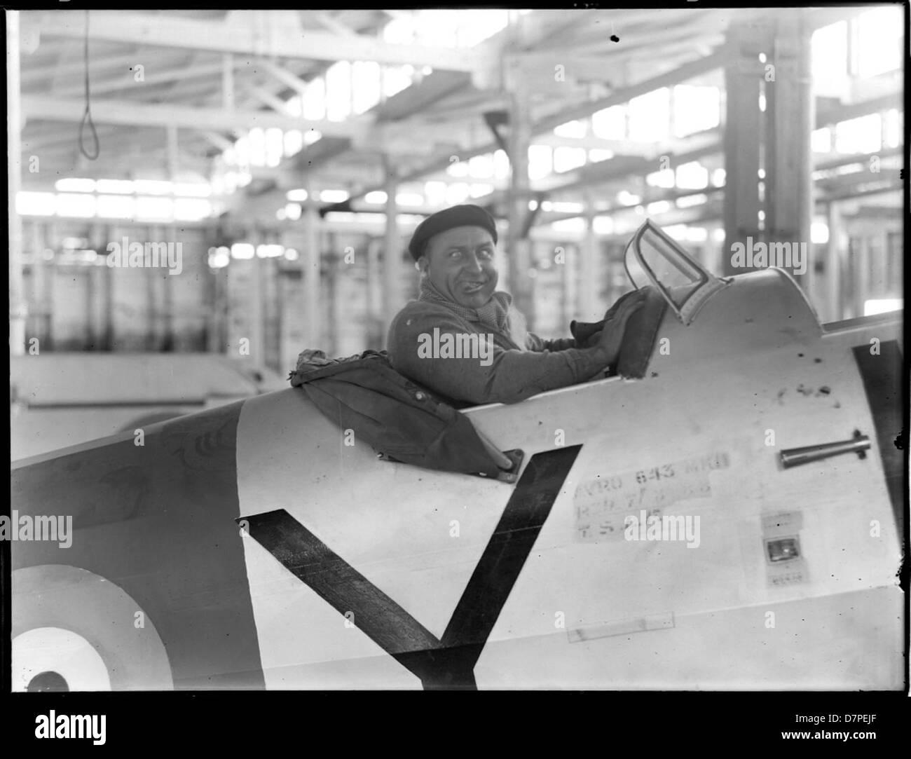 Alfi Fowler im Cockpit des Arvro Anson Stockfoto