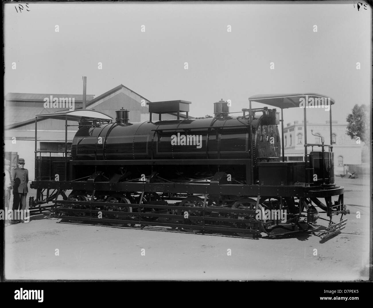 Ein Drehgestell-Kesselwagen mit Plattform enden Stockfoto