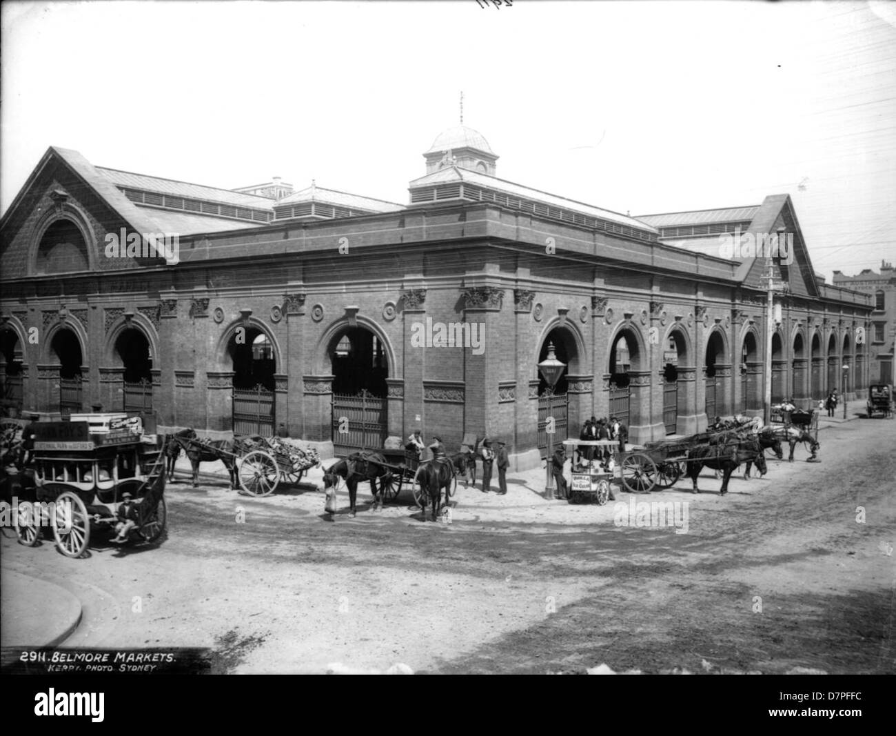 Ein Schwarzweiß-Foto von Belmore Markets, das für die Sammlung des Powerhouse Museums aufgenommen wurde, fängt das historische Wesen dieses Wahrzeichens in seinen frühen Tagen ein und spiegelt die geschäftige Marktatmosphäre wider. Stockfoto