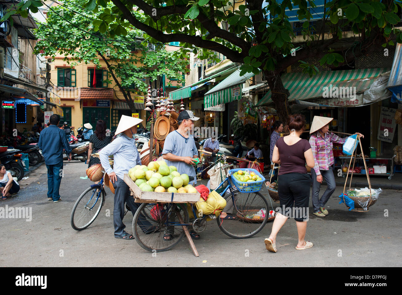 Hanoi-Vietnam - Straße Verkäufer Verkauf von Lebensmitteln. Stockfoto