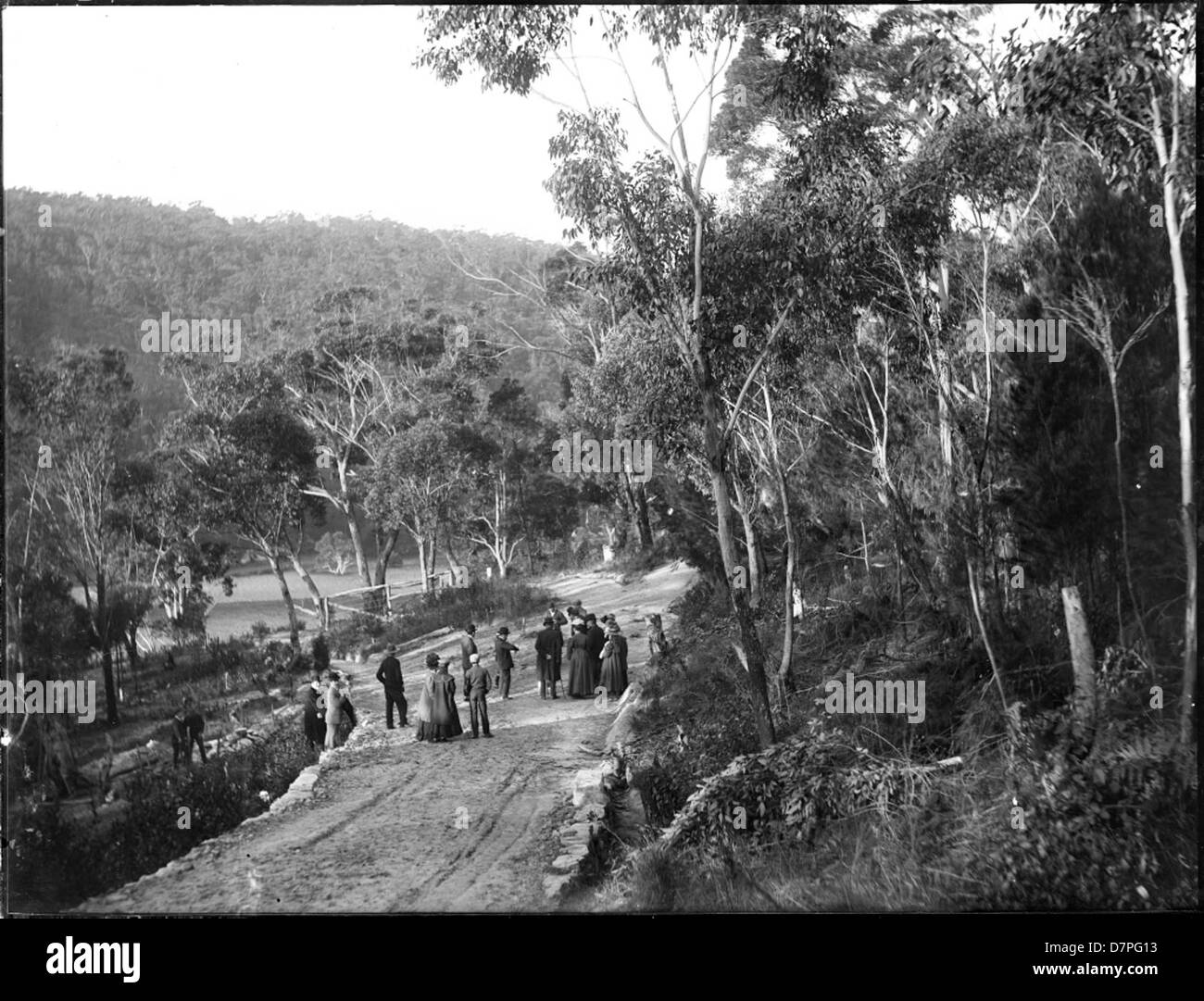 Ein Foto aus der Sammlung des Powerhouse Museums zeigt eine Gruppe von Männern und Frauen, die in typisch edwardianischer Mode gekleidet sind. Diese Zeit, von 1901 bis 1910, ist bekannt für seine raffinierten Kleidungsstile, wobei Frauen oft Korsetts, große Hüte und lange Kleider tragen, während Männer maßgeschneiderte Anzüge trugen. Stockfoto