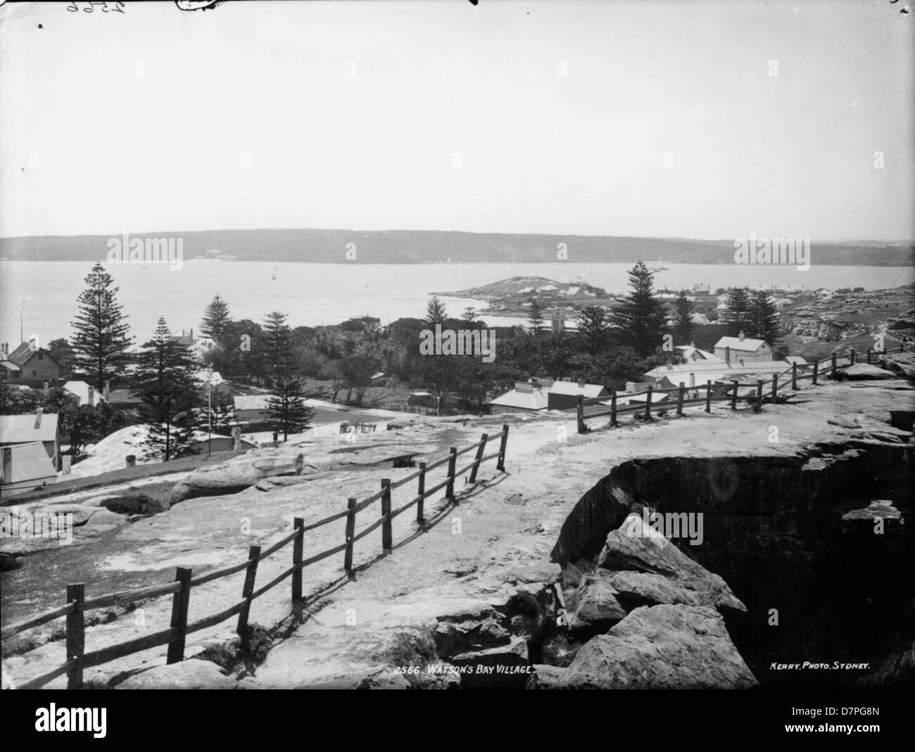 Dieses Bild aus dem Powerhouse Museum zeigt das Dorf Watson’s Bay, einschließlich der malerischen Klippen und des historischen Zauns, der der lokalen Landschaft Charakter verleiht. Das Foto bietet einen Einblick in die natürliche Schönheit und das kulturelle Erbe der Gegend. Stockfoto