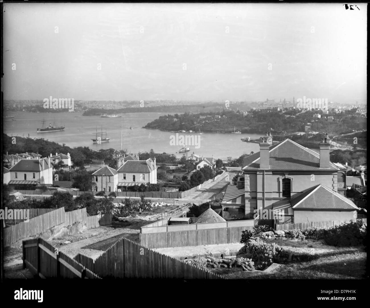 View Kurraba & Thrupp Straßen, Cremorne durch den Sydney Harbour in die Stadt Stockfoto