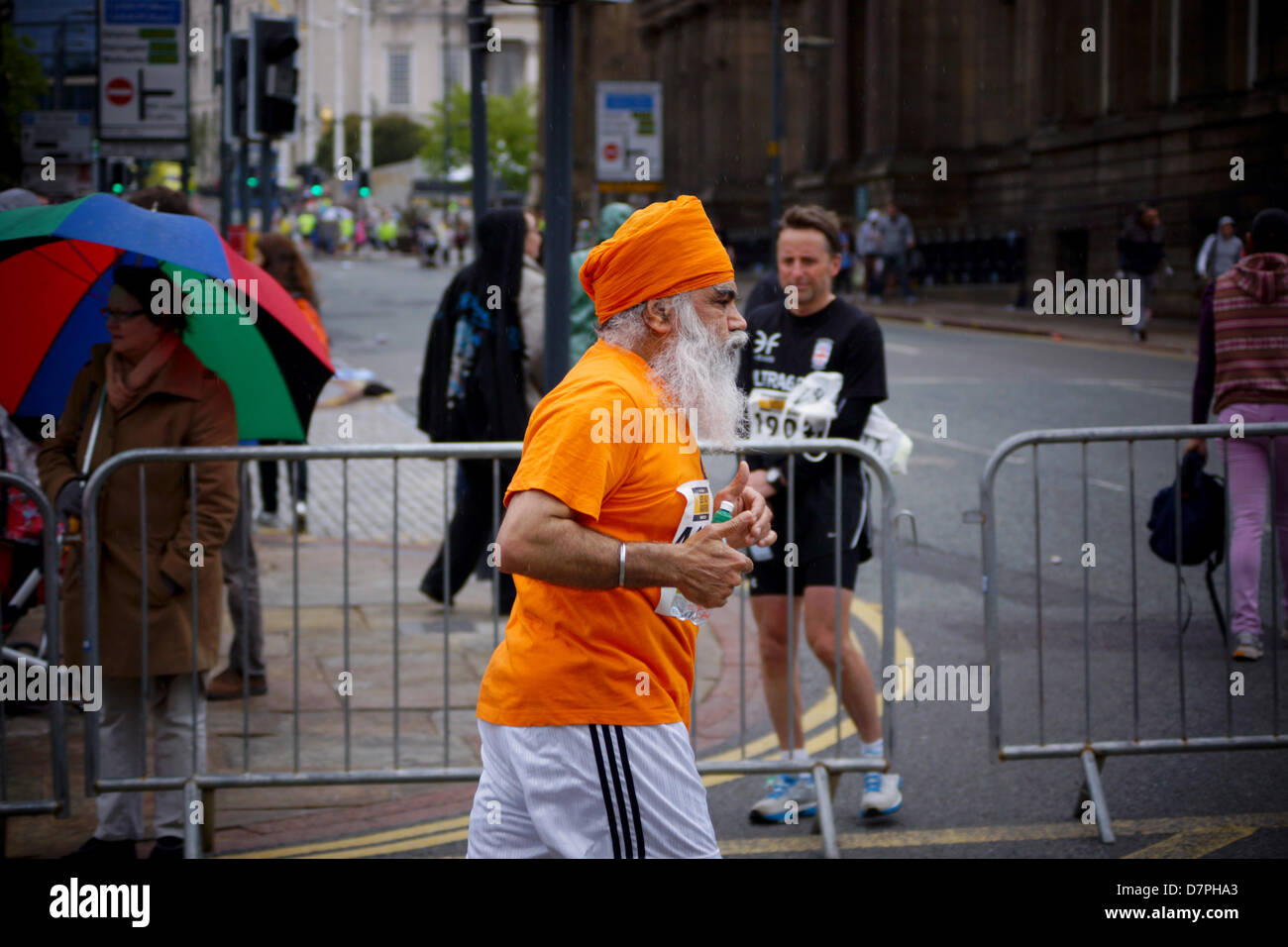 Leeds, UK. 12. Mai 2013. Leeds-Halbmarathon statt im Zentrum Stadt Chris McLoughlin/Alamy Live News Stockfoto