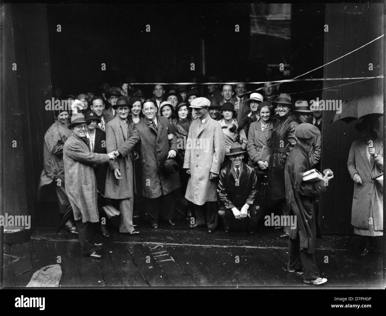 Gruppe am Kai [Farewelling Eric Sheldon und Band?] Stockfoto