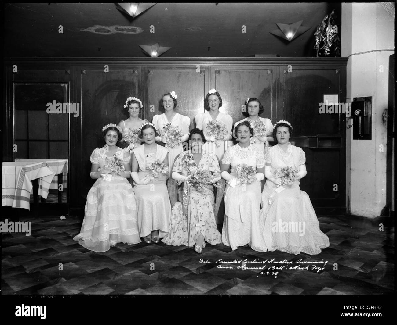 Dieses Bild vom jährlichen Ball der NSW Amateur Swimming Association im Powerhouse Museum unterstreicht die kulturelle und soziale Bedeutung der Veranstaltung. Der Ball ist ein wichtiges Treffen innerhalb der Schwimmgemeinde, das Tradition und Gemeinschaftsgeist zum Ausdruck bringt. Stockfoto