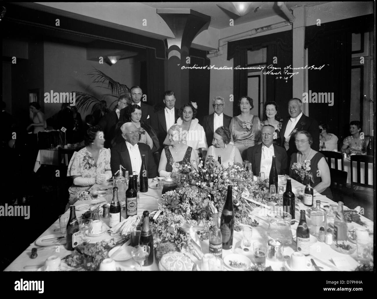 Der jährliche Ball der NSW Amateur Swimming Association, dokumentiert in der Sammlung des Powerhouse Museums, zeigt die Geschichte des Amateur Schwimmens in New South Wales. Die Veranstaltung feiert die Leistungen der Schwimmer und die Rolle des Vereins bei der Förderung des Sports. Stockfoto