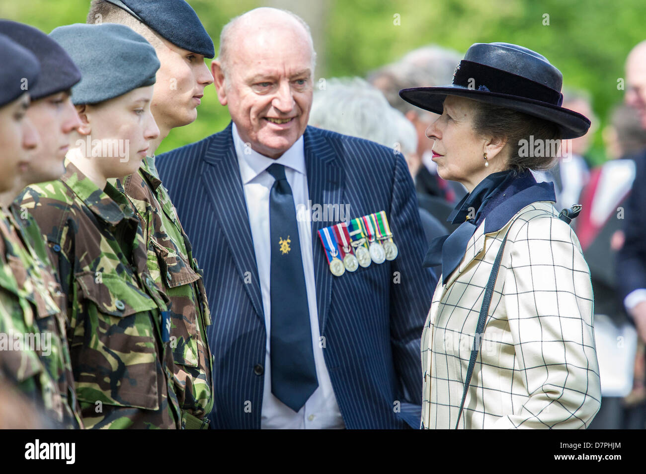 Hyde Park, London, UK 12 Mai 2013. Ihre Königliche Hoheit The Princess Royal KG, KT, GCVO, Oberst Chef des Königs Royal Hussars nimmt den Gruß und legt einen Kranz an der jährlichen Parade und Service im kombiniert Kavallerie alte Kameraden Verband in der Kavallerie-Gedenkstätte. Offiziere tragen Bowler-Hüte und Anzüge sind von allen aber die Bands statt Uniform getragen.  5-Band führte marschierende Abteilungen der Kavallerie und Yeomanry Regiments Verbände und aus dem 2. Weltkrieg bis hin zu Irak und Afghanistan-Veteranen. Trompeter der Household Cavalry und eine Piper aus F Firma The Scots Guards auch zu geben Stockfoto