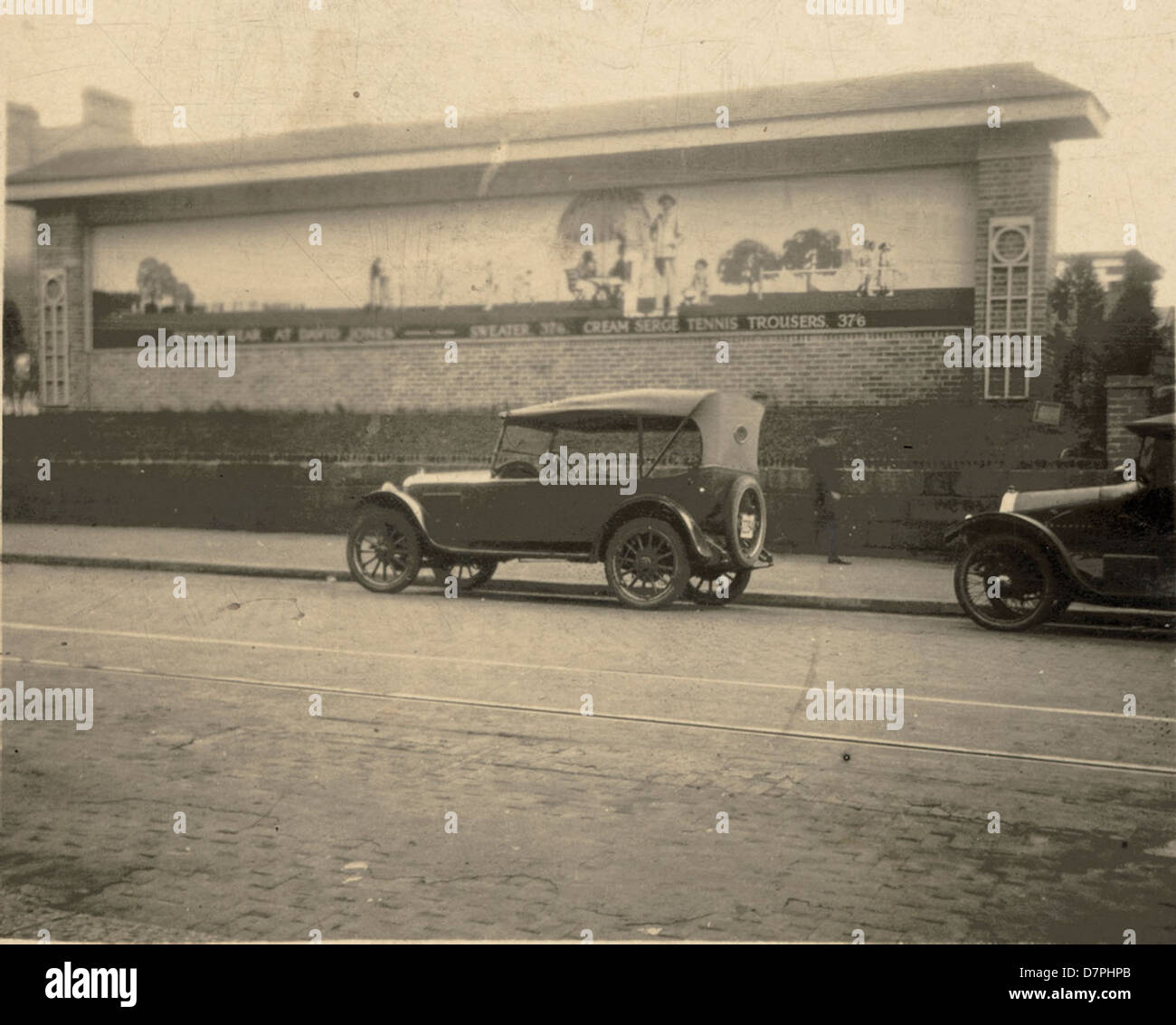 Dieses Vintage-Werbezeichen für David Jones wirbt für Tenniskleidung. Das Schild reflektiert die Marketingstrategien des Einzelhändlers aus der Mitte des 20. Jahrhunderts und zeigt die Kreuzung von Mode und Sport zu dieser Zeit. Stockfoto