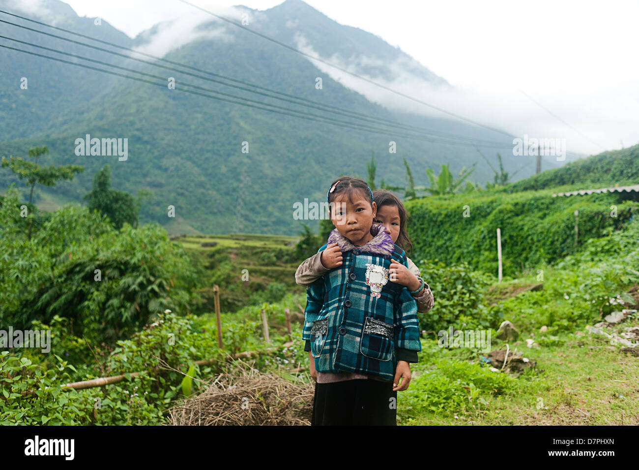 Sapa Region, Norhtwest Vietnam - zwei kleine Landwirte Mädchen. Stockfoto