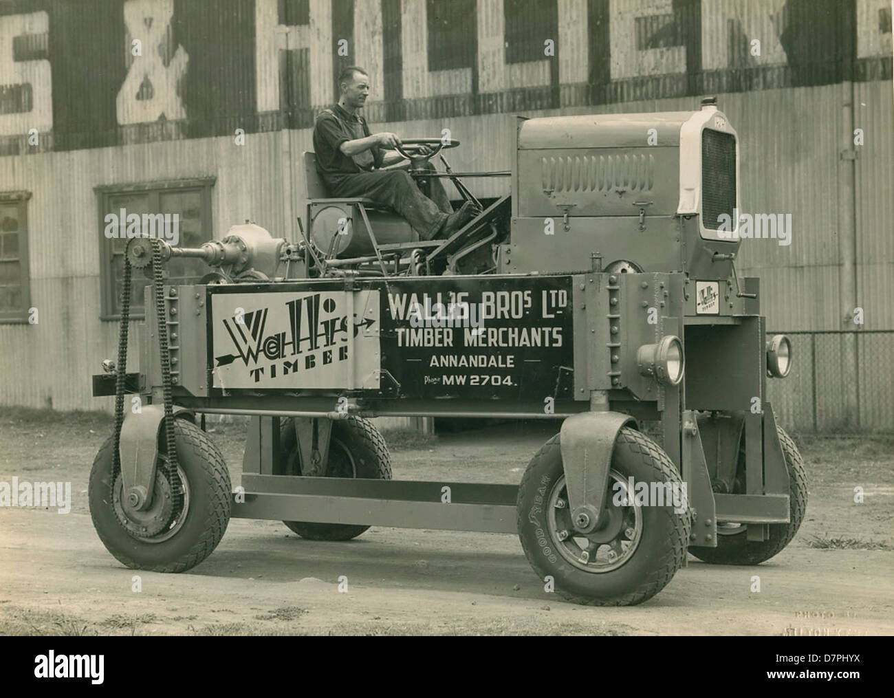 Holz Straddler außerhalb der Harkness & Hillier-Fabrik Stockfoto