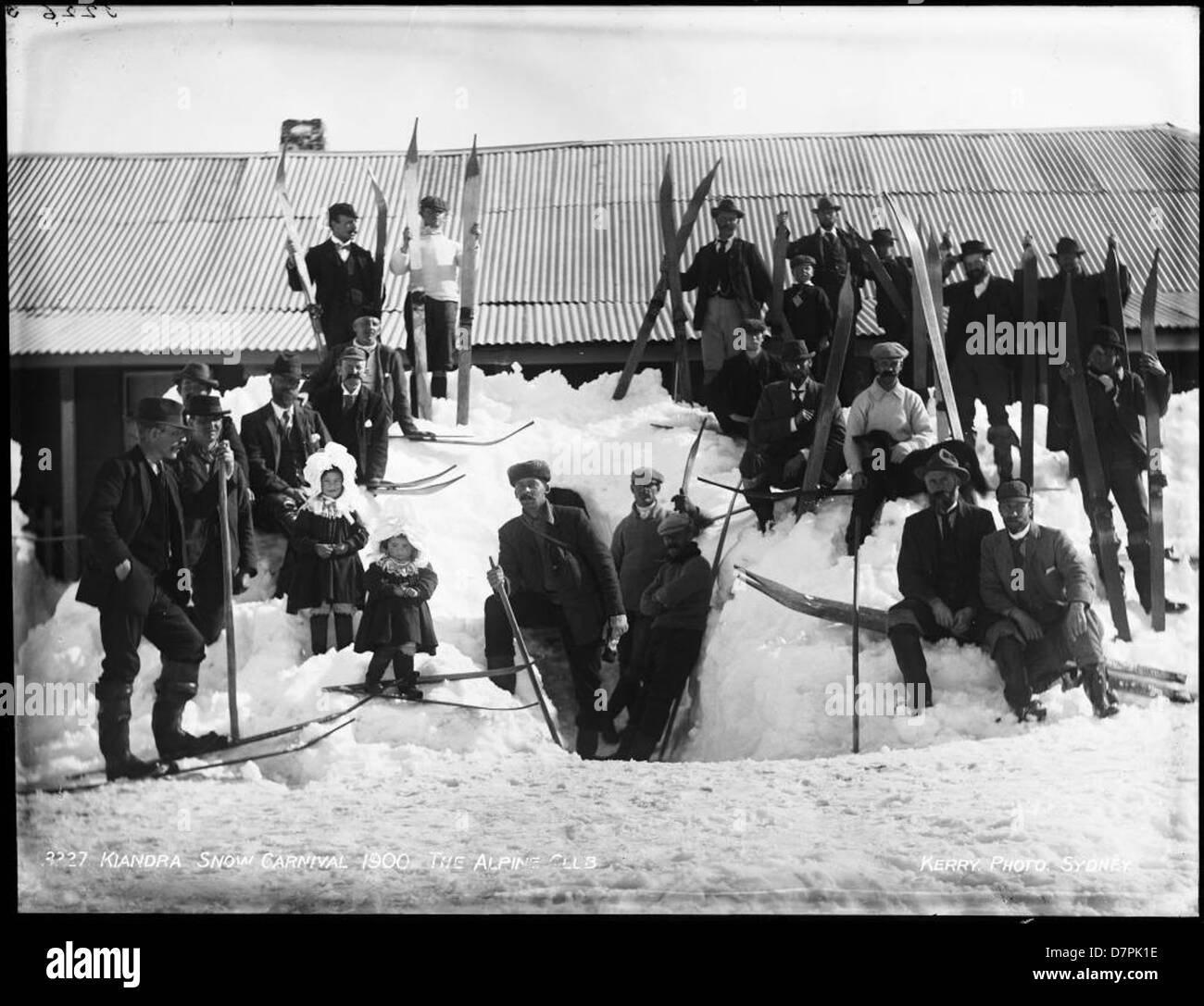 Der Kiandra Snow Carnival von 1900, der vom Alpine Club organisiert wurde, war eine historische Veranstaltung zum Skifahren in den Snowy Mountains von Australien. Der Karneval war Teil von Skisport-Wettbewerben und Ausstellungen, die die wachsende Popularität des Wintersports in der Region während des frühen 20. Jahrhunderts deutlich machten. Stockfoto