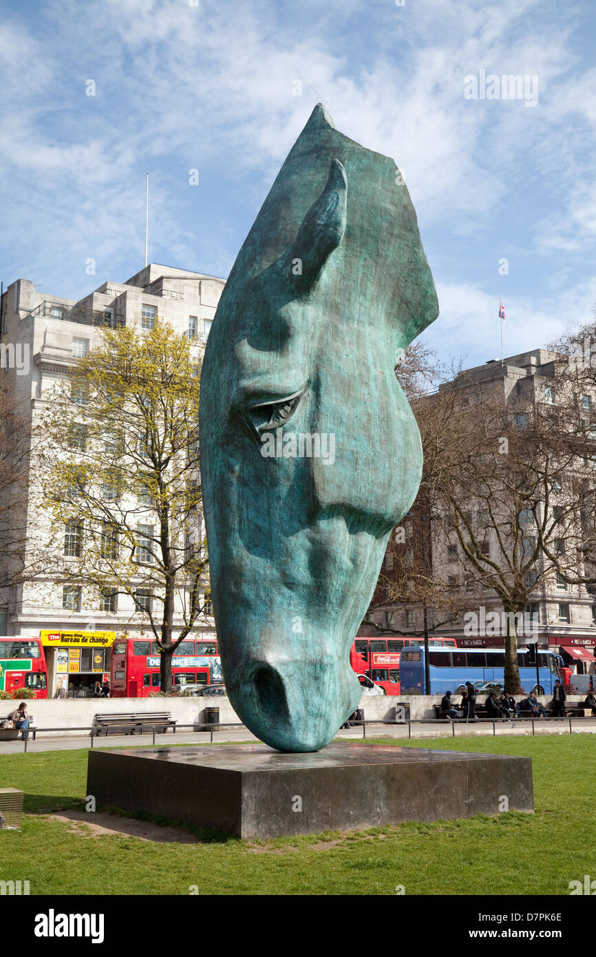 Pferdekopf Skulptur von Nic Fiddian-Green, genannt "Stilles Wasser" am Marble Arch, central London UK Stockfoto