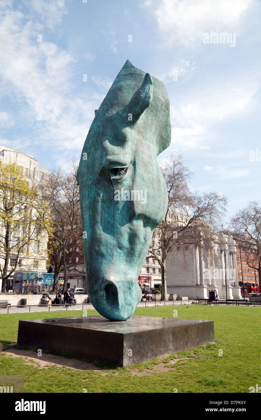 Pferdenkopf Skulptur von Nic Fiddian-Green, genannt "Stilles Wasser" am Marble Arch, central London UK Stockfoto