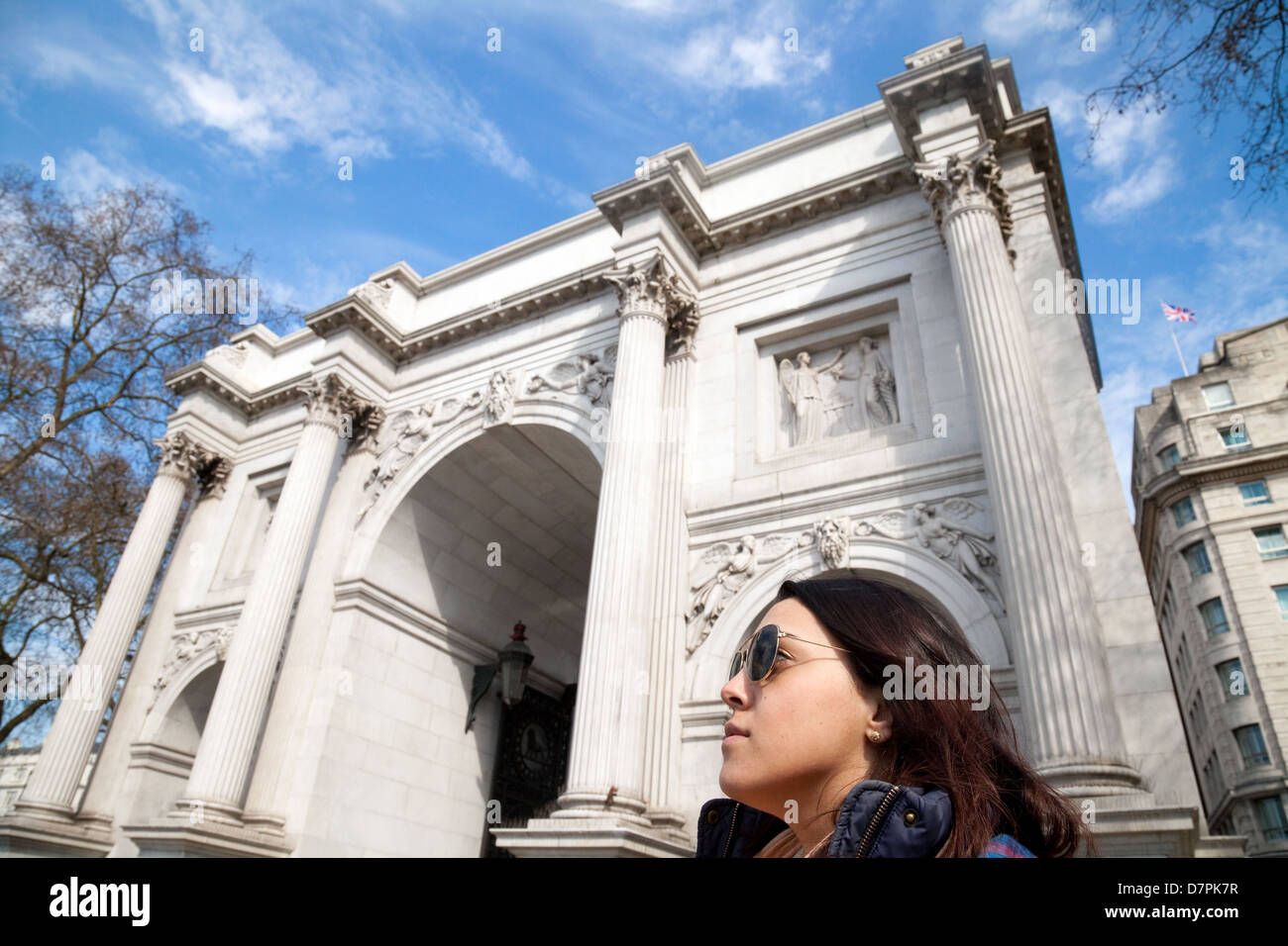 Eine Frau-Touristen auf der Suche im Marble Arch, central London Tourismus, England, UK Stockfoto