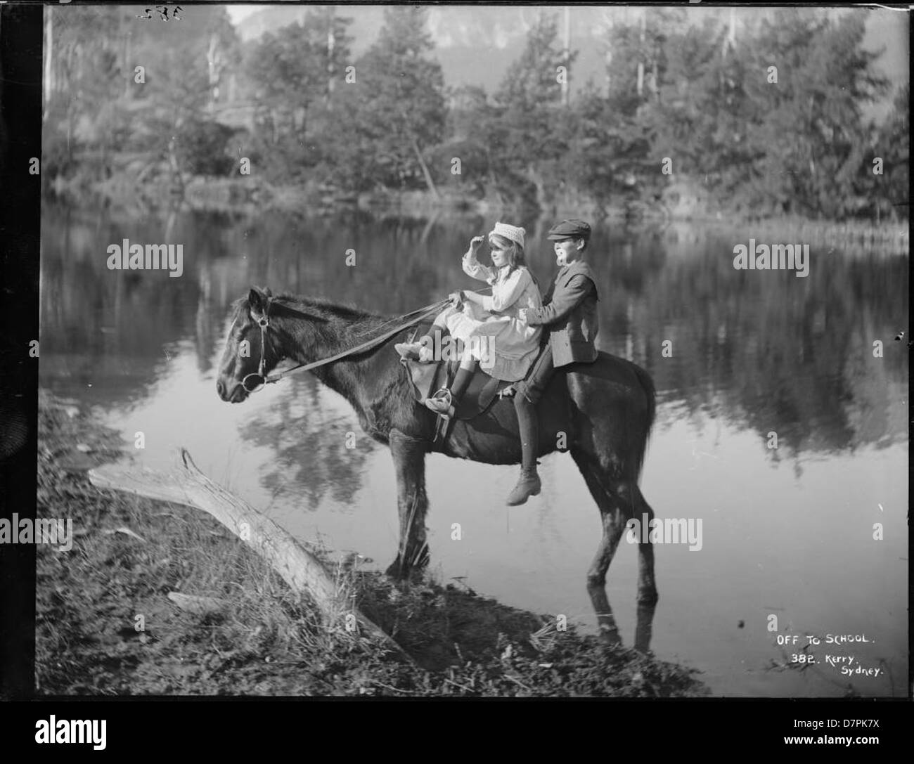 Zwei Kinder auf einem Pony reiten zur Schule Stockfoto