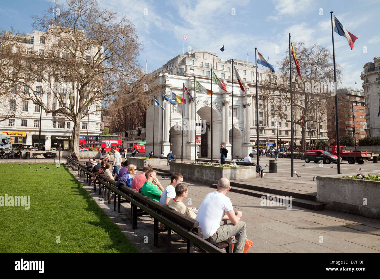 Marble Arch, London und Leute sitzen im Frühjahr, Stadtzentrum London, UK Stockfoto